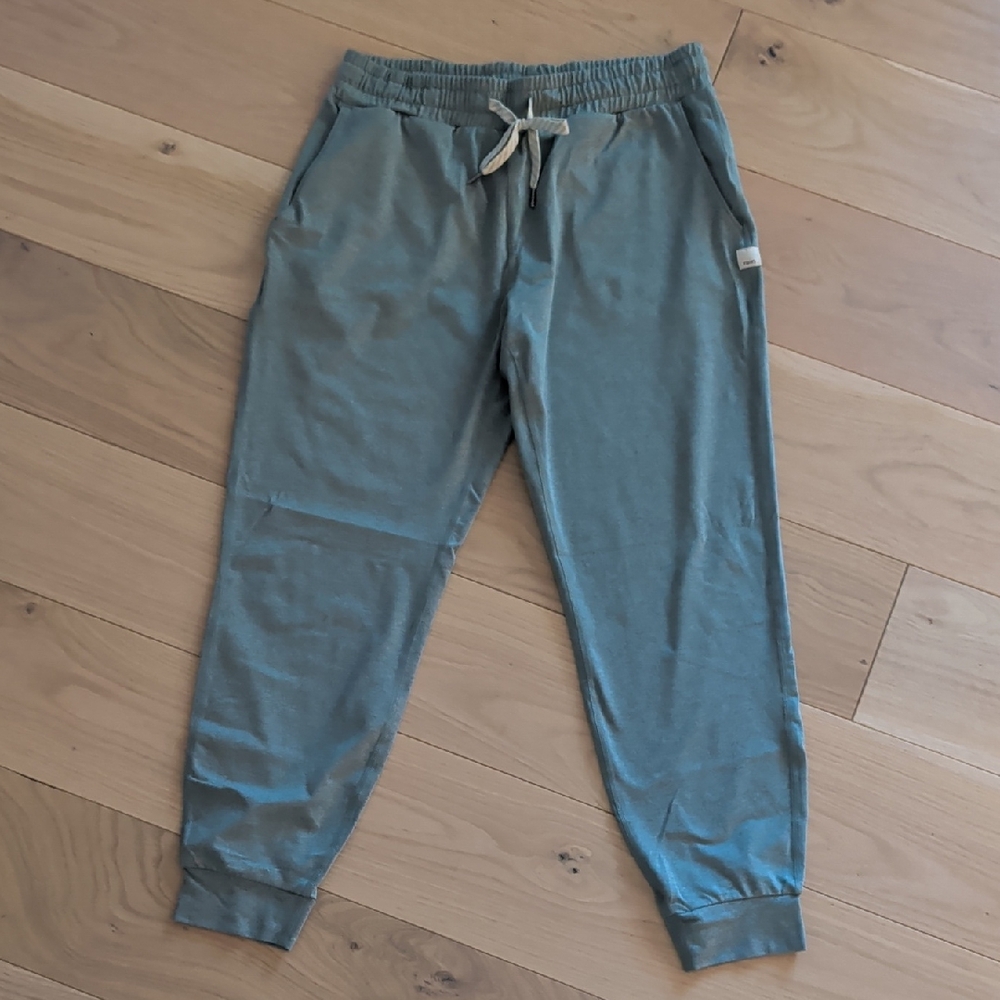 Vuori Performance Jogger In Sage Green